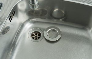 Het reinigen van de oven, gootsteen en koelkast in de keuken 3