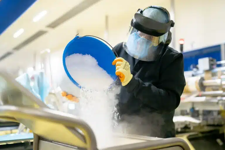 Waarom is droogijsstralen dé oplossing voor industriële reiniging zonder stilstand?